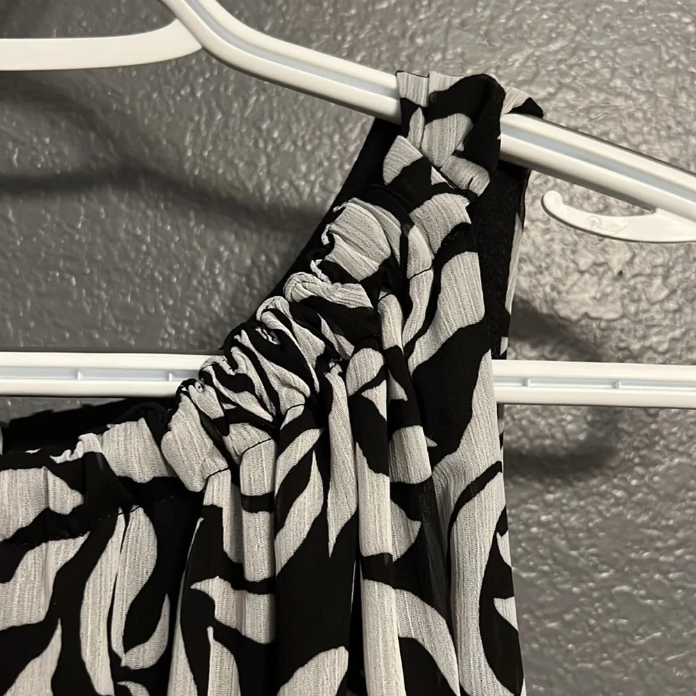 Black and white rose patterned sheath dress. - Picture 5 of 6